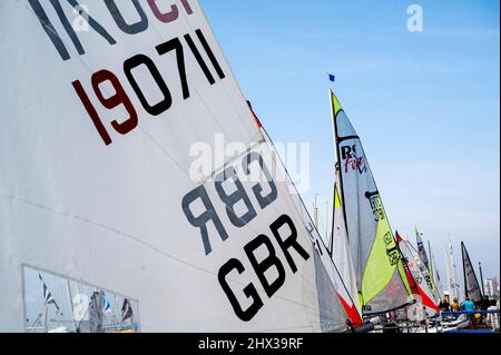 An der Küste von Southend Reihen sich Yachten an, die an einem schönen sonnigen Segeltag für einen Segelwettbewerb bereit sind. Stockfoto