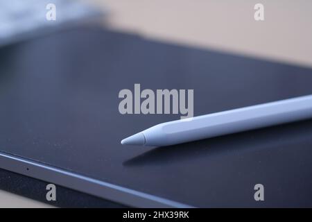 Digitales Tablet und Grafik auf dem Tisch Stockfoto