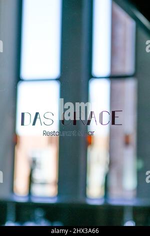 Flensburg, Deutschland. 09. März 2022. Der Schriftzug des Restaurants 'das Grace' ist an einer Glasscheibe angebracht. Das Restaurant Flensburg hat sich mit seiner Küche einen Stern verdient und ist nun im Michelin-Führer dafür gelistet. Am 9. März 2022 wurden Deutschlands beste Restaurants ausgewählt. Insgesamt listet der Guide Michelin 2022 327 Gourmet-Restaurants in Deutschland auf – darunter neun drei-Sterne-Restaurants und 46 zwei-Sterne-Restaurants. Der Restaurantführer des Reifenherstellers geht am 14. März in den Handel. Quelle: Frank Molter/dpa/Alamy Live News Stockfoto