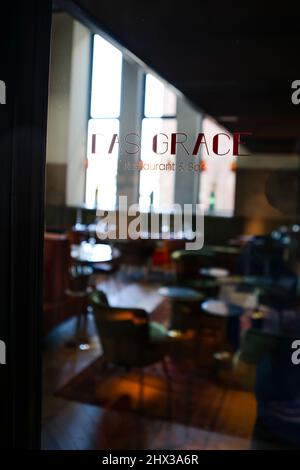 Flensburg, Deutschland. 09. März 2022. Der Schriftzug des Restaurants 'das Grace' ist auf einer Glasscheibe angebracht. Das Restaurant Flensburg hat sich mit seiner Küche einen Stern verdient und ist nun im Michelin-Führer dafür gelistet. Am 9. März 2022 wurden Deutschlands beste Restaurants ausgewählt. Insgesamt listet der Guide Michelin 2022 327 Gourmet-Restaurants in Deutschland auf – darunter neun drei-Sterne-Restaurants und 46 zwei-Sterne-Restaurants. Der Restaurantführer des Reifenherstellers geht am 14. März in den Handel. Quelle: Frank Molter/dpa/Alamy Live News Stockfoto