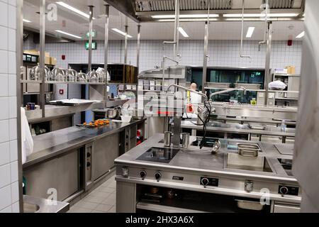 Flensburg, Deutschland. 09. März 2022. Die Küche des Restaurants 'das Grace' ist beleuchtet. Das Restaurant Flensburg hat sich mit seiner Küche einen Stern verdient und ist nun im Michelin-Führer dafür gelistet. Am 9. März 2022 wurden die besten Restaurants in Deutschland ausgewählt. Insgesamt listet der Guide Michelin 2022 327 Gourmet-Restaurants in Deutschland auf – darunter neun drei-Sterne-Restaurants und 46 zwei-Sterne-Restaurants. Der Restaurantführer des Reifenherstellers geht am 14. März in den Handel. Quelle: Frank Molter/dpa/Alamy Live News Stockfoto