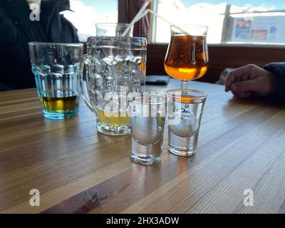 Auf dem Tisch stehen Biergläser und Schnapsgläser Stockfoto