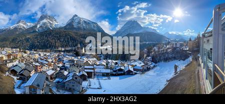 Ein Panoramablick auf die Stadt Scuol in der Schweiz bei schönstem Wetter Stockfoto