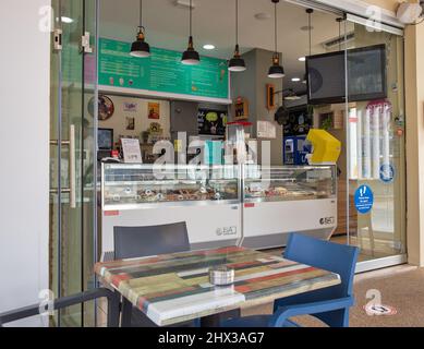 Ayia Napa, Zypern - 27. Mai 2021: Interieur des traditionellen Eiscafés. Ayia Napa ist ein Touristenort am östlichen Ende der Südküste von Zypern Stockfoto