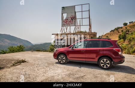 Muzine, Albanien - 28. Juli 2021: Cherry Subaru Forester in den Bergen geparkt. Es ist ein kompakter Crossover-SUV (Sport Utility Vehicle), der hergestellt wurde Stockfoto