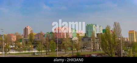 KIEW, Ukraine - 19. April ,2020: Bunte Häuser. Wohnkomplex in Kiew Aquarell. Mehrstöckige mehrfarbige Häuser in Kiew. Stockfoto