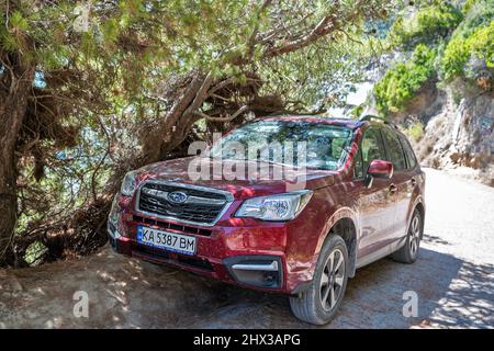 Glyfada, Korfu, Griechenland - 06. August 2021: Cherry Subaru Forester parkte an der Küste. Es ist ein kompakter Crossover-SUV (Sport Utility Vehicle), der sein muss Stockfoto