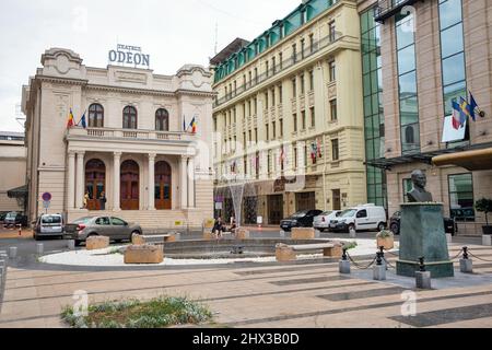 Bukarest, Rumänien - 12. August 2021: Odeon-Theater und die Büste von Mustafa Kemal Atatürk. Es ist einer der bekanntesten Veranstaltungsorte für darstellende Kunst in Bucha Stockfoto