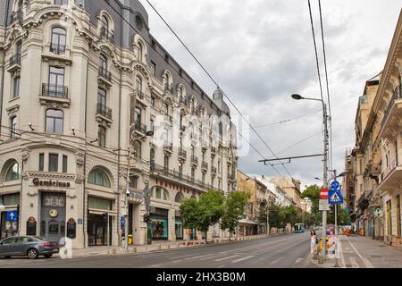 Bukarest, Rumänien - 12. August 2021: Boulevard Regina Elisabeta oder Königin Elisabeth mit Gambrinus Pub in der Innenstadt. Bukarest ist die Hauptstadt und Kultu Stockfoto