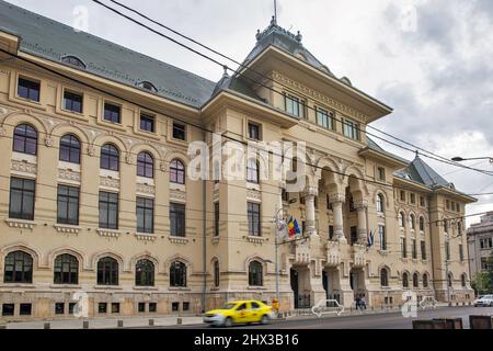 Bukarest, Rumänien - 12. August 2021: Rathaus von Bukarest in der Innenstadt. Bukarest ist die Hauptstadt und das Kultur-, Industrie- und Finanzzentrum der Roma Stockfoto