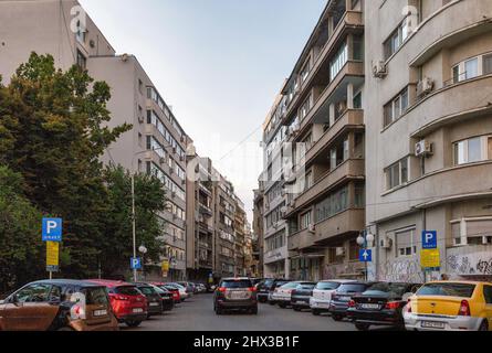 Bukarest, Rumänien - 12. August 2021: Autos in Wohnviertel der Innenstadt geparkt. Bukarest ist die Hauptstadt der Kultur-, Industrie- und Finanzindustrie Stockfoto