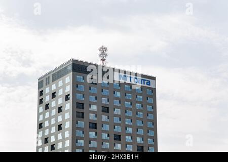 Bukarest, Rumänien - 12. August 2021: Bürogebäude des Telekommunikationsunternehmens NTT Data in der Innenstadt von Bukarest. Bukarest ist die Hauptstadt und kulturelle, Stockfoto