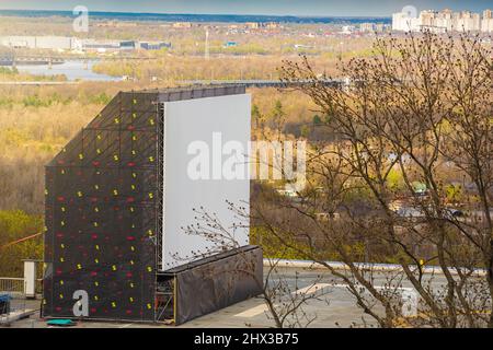 Weißer Bildschirm eines Sommerkinos im Freien. Stockfoto