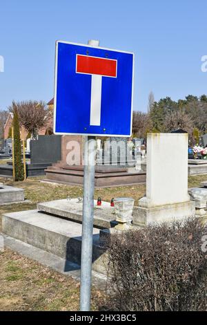 Sackgasse-Verkehrsschild auf dem öffentlichen Friedhof Stockfoto