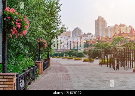 Kiew. Broad Quay Sommer mit Blumenbeeten im Gebiet Obolon am Dnjepr River.Toning. Stockfoto