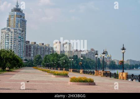 Kiew. Broad Quay Sommer mit Blumenbeeten im Gebiet Obolon am Dnjepr River.Fokus auf der Vorderseite des Bildes. Stockfoto