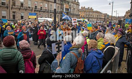 Russisches Konsulat, Melville Street, Edinburgh, Schottland, Großbritannien. 9. vom März 2022. Schottische Künstler unterstützen die Ukraine. Mit der Kraft der Kunst (Musik, Gesang, Lesungen und Bilder) eine starke Botschaft der kommunalen Unterstützung und Solidarität von schottischen Künstlern an das ukrainische Volk zu senden. Kredit: Arch White/alamylive Nachrichten Stockfoto