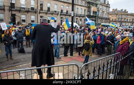 Russisches Konsulat, Melville Street, Edinburgh, Schottland, Großbritannien. 9. vom März 2022. Schottische Künstler unterstützen die Ukraine. Mit der Kraft der Kunst (Musik, Gesang, Lesungen und Bilder) eine starke Botschaft der kommunalen Unterstützung und Solidarität von schottischen Künstlern an das ukrainische Volk zu senden. Kredit: Arch White/alamylive Nachrichten Stockfoto