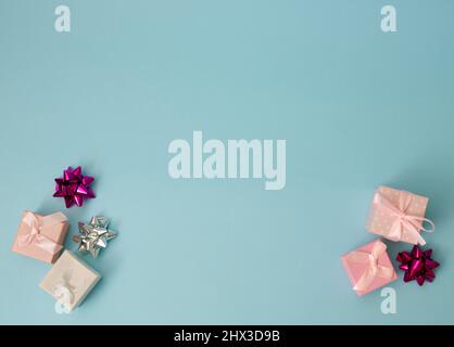 Weihnachtsgeschenke und Dekoration Komposition auf minimalem blauen Pastellhintergrund, mit Pink, Weiß und Silber Dekor. Stockfoto