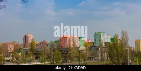 KIEW, Ukraine - 19. April ,2020: Bunte Häuser. Wohnkomplex in Kiew Aquarell. Mehrstöckige mehrfarbige Häuser in Kiew. Stockfoto