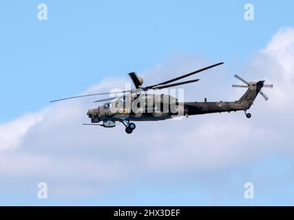 KUBINKA, RUSSLAND - 15. Mai 2021: Attack hubschraubers Mil Mi-28, STRIZHI Aerobatic Team 30TH Anniversary Event. Stockfoto