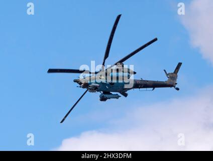 KUBINKA, RUSSLAND - 15. Mai 2021: Attack hubschraubers Mil Mi-28, STRIZHI Aerobatic Team 30TH Anniversary Event. Stockfoto