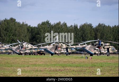 ZHUKOVSKY, RUSSLAND - 01. SEPTEMBER 2019: Demonstration des Hubschraubers Mi-8 der russischen Luftwaffe auf MAKS-2019, Russland. Stockfoto