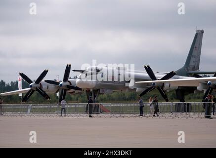 KUBINKA, RUSSLAND - 25. AUGUST 2020: Armee des internationalen militärtechnischen Forums-2020 auf dem Luftstützpunkt Kubinka. TU-95 ist ein großer, viermotoriger Turboprop-p Stockfoto