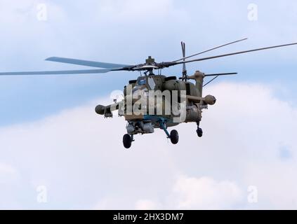 KUBINKA, RUSSLAND - 15. Mai 2021: Attack hubschraubers Mil Mi-28, STRIZHI Aerobatic Team 30TH Anniversary Event. Stockfoto