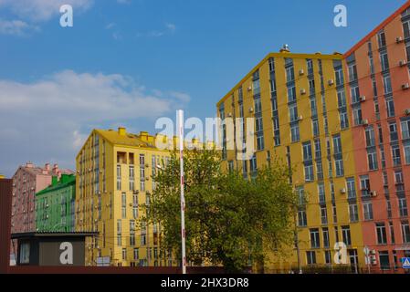 KIEW, Ukraine - 19. April ,2020: Bunte Häuser. Wohnkomplex in Kiew Aquarell. Mehrstöckige mehrfarbige Häuser in Kiew. Stockfoto