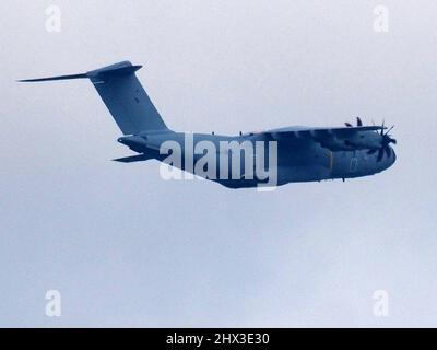 Sheerness, Kent, Großbritannien. 9. März 2022. Ein niedrig fliegendes militärisches Frachtflugzeug der RAF über Sheerness, Kent, heute Nachmittag - vermutlich ein Airbus Atlas C.1 (A400M) Frachtflugzeug. James Bell/Alamy Live News Stockfoto