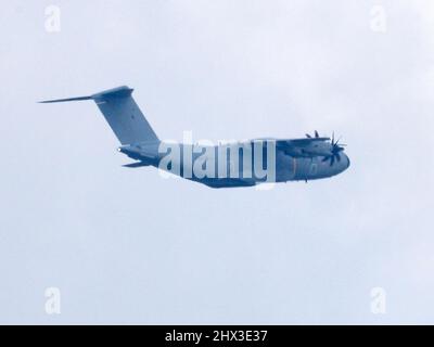 Sheerness, Kent, Großbritannien. 9. März 2022. Ein niedrig fliegendes militärisches Frachtflugzeug der RAF über Sheerness, Kent, heute Nachmittag - vermutlich ein Airbus Atlas C.1 (A400M) Frachtflugzeug. James Bell/Alamy Live News Stockfoto