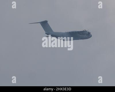 Sheerness, Kent, Großbritannien. 9. März 2022. Ein niedrig fliegendes militärisches Frachtflugzeug der RAF über Sheerness, Kent, heute Nachmittag - vermutlich ein Airbus Atlas C.1 (A400M) Frachtflugzeug. James Bell/Alamy Live News Stockfoto