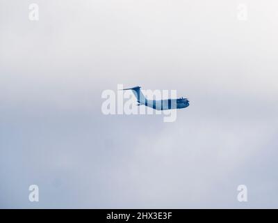 Sheerness, Kent, Großbritannien. 9. März 2022. Ein niedrig fliegendes militärisches Frachtflugzeug der RAF über Sheerness, Kent, heute Nachmittag - vermutlich ein Airbus Atlas C.1 (A400M) Frachtflugzeug. James Bell/Alamy Live News Stockfoto