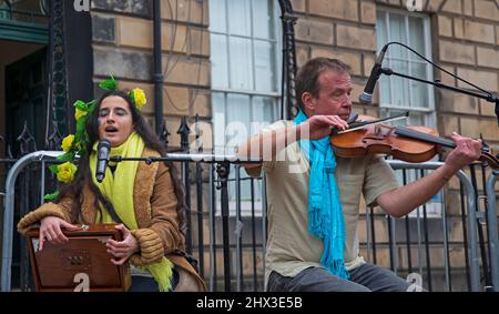 Russisches Konsulat, Melville Street, Edinburgh, Schottland, Großbritannien. 9. vom März 2022. Schottische Künstler unterstützen die Ukraine. Mit der Kraft der Kunst (Musik, Gesang, Lesungen und Bilder) eine starke Botschaft der kommunalen Unterstützung und Solidarität von schottischen Künstlern an das ukrainische Volk zu senden. Kredit: Arch White/alamylive Nachrichten Stockfoto