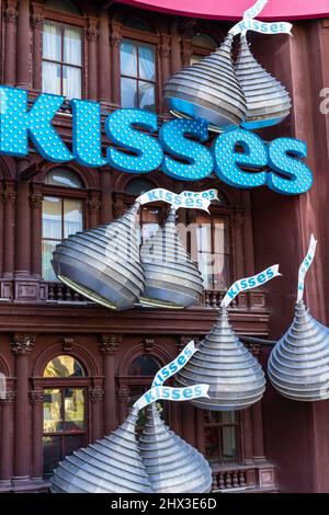 Las Vegas, NV - 15. Dez 2021: Die Beschilderung zum riesigen Hershey Kisses befindet sich in Hershey's Chocolate World im New York, New York Hotel and Casino auf dem Strip. Stockfoto