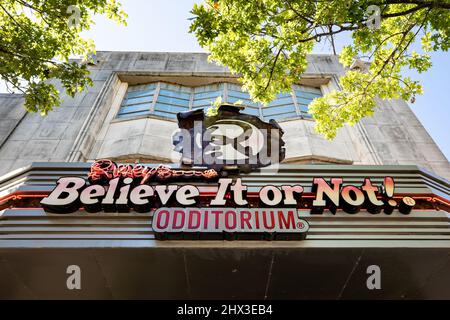 San Antonio, TX - 18. Oktober 2021: Ripley's Believe IT or Not! Odditorium Festzelt über dem Eingang auf der Alamo Plaza. Odditoriums befinden sich in 10 Guntr Stockfoto