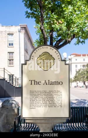 San Antonio, TX - 18. Oktober 2021: Historisches Zeichen der Mission San Antonio de Valero, allgemein bekannt als 'The Alamo'. Stockfoto