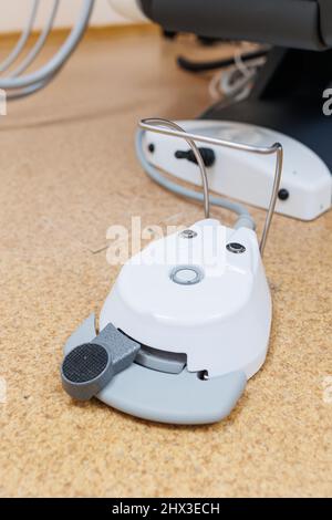 Moderne Zahnklinik, Zahnstuhl und anderes Zubehör von Zahnärzten in medizinischen Licht verwendet. Stockfoto