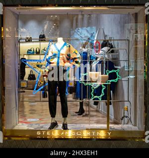 Las Vegas, NV - 14. Dezember 2021: Stella McCartney Schaufenster in den Shops at Crystals Stockfoto