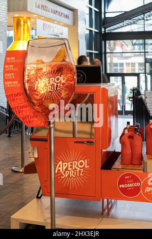 Las Vegas, NV - 15. Dezember 2021: Aperol Spritz Display in Eataly auf dem Strip Stockfoto