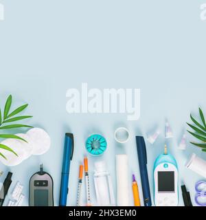 Banner für diabetische Erkrankungen mit Blutzuckermessgerät, Teststreifen zur Bestimmung des Blutzuckerspiegels, Spritzen für Insulininspritzen, Nadeln, Desinfektionsmittel auf einem Stockfoto