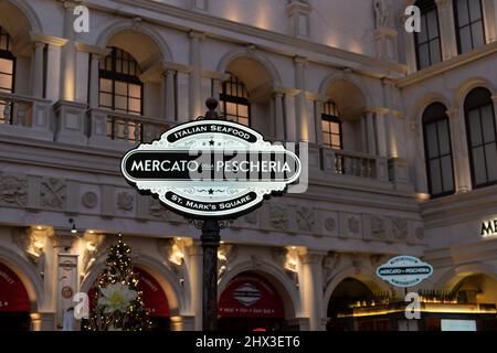 Las Vegas, NV – 16. Dezember 2021: Das Mercato della Pescheria ist ein italienisches Restaurant mit Meeresfrüchten in den Grand Canal Shoppes im Zentrum von St. Mark Stockfoto