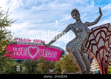 Las Vegas, NV - 15. Dezember 2021: Blick auf die T Mobile Arena, mit We 'Heart' Vegas auf dem elektronischen Schild, aus dem Park mit Marco Cochranes Glückseligkeit Stockfoto