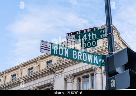 Straßenschild für Ron Brown Way in Washington DC enthält das Symbol für die DC-Flagge. Ronald H. Brown war der erste Afroamerikaner, der die Position innehelegt Stockfoto