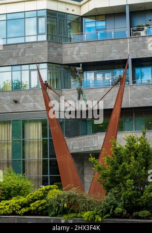 KIEW, Ukraine - 16,2020. Mai: Das Mädchen läuft an einem engen Seil. Skulpturale Komposition. Stockfoto