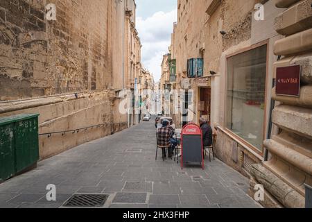 Lokales Leben in den Straßen von Valletta, der Hauptstadt von Malta Stockfoto