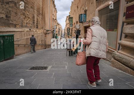 Lokales Leben in den Straßen von Valletta, der Hauptstadt von Malta Stockfoto