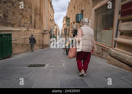 Lokales Leben in den Straßen von Valletta, der Hauptstadt von Malta Stockfoto