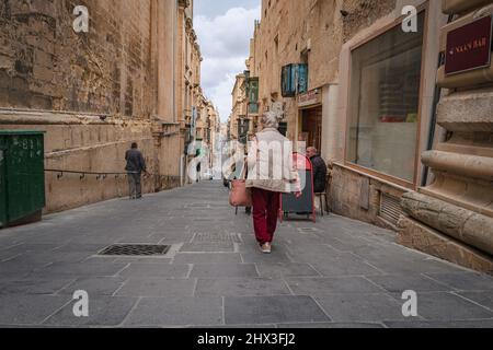 Lokales Leben in den Straßen von Valletta, der Hauptstadt von Malta Stockfoto